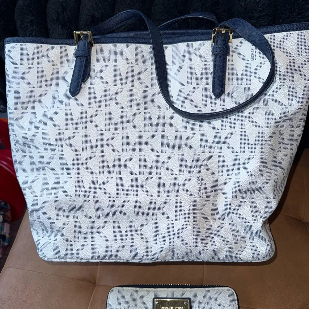 Michael Kors White & Navy Monogram Tote Bag with Wallet - Picture 3 of 13